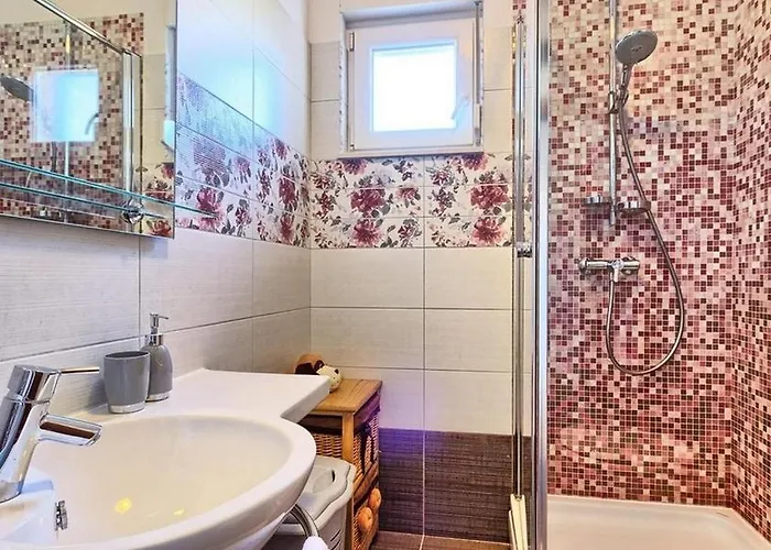 Apartmán Family-friendly With Swimming Pool Okrug Gornji - Ciovo - 22587 *